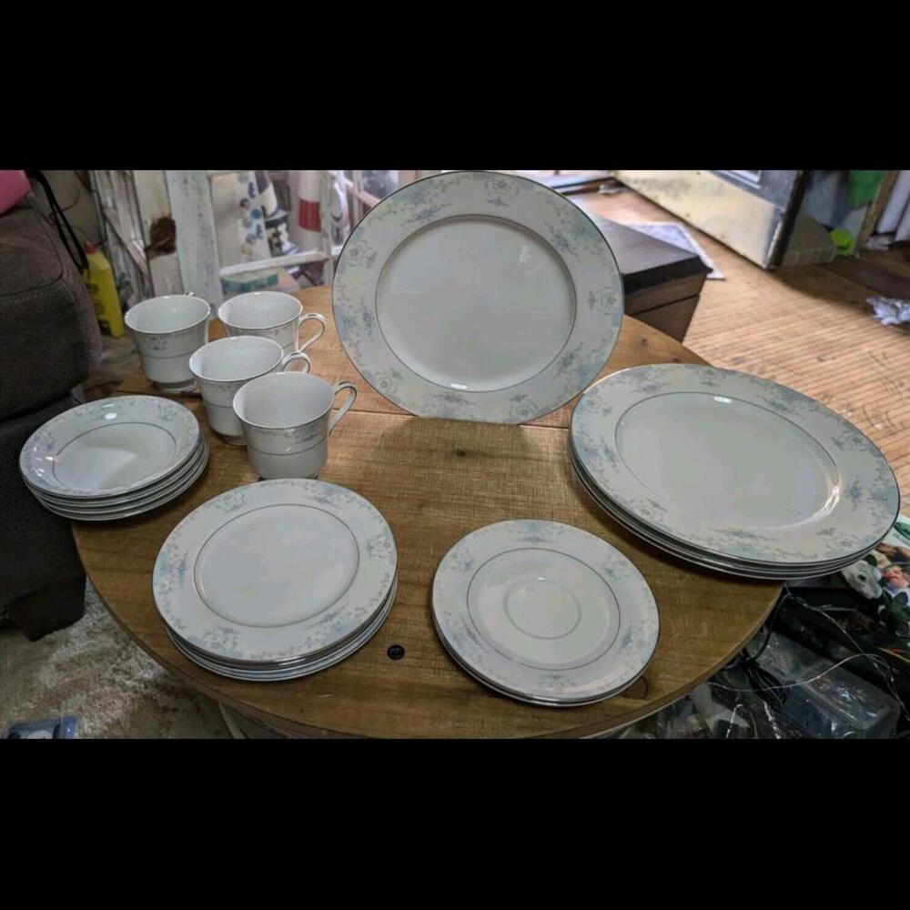 18 Piece Fine China By Fashion Royàle